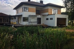 Дом из СИП панелей (Внешняя отделка Декоративной штукатуркой с элементами деревянных вставок)